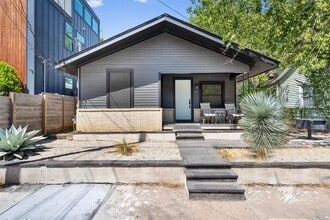 Building Photo - 2204 Santa Rita St