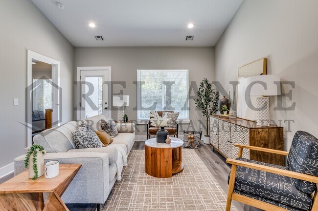 Building Photo - 4934 N Vassar Ave