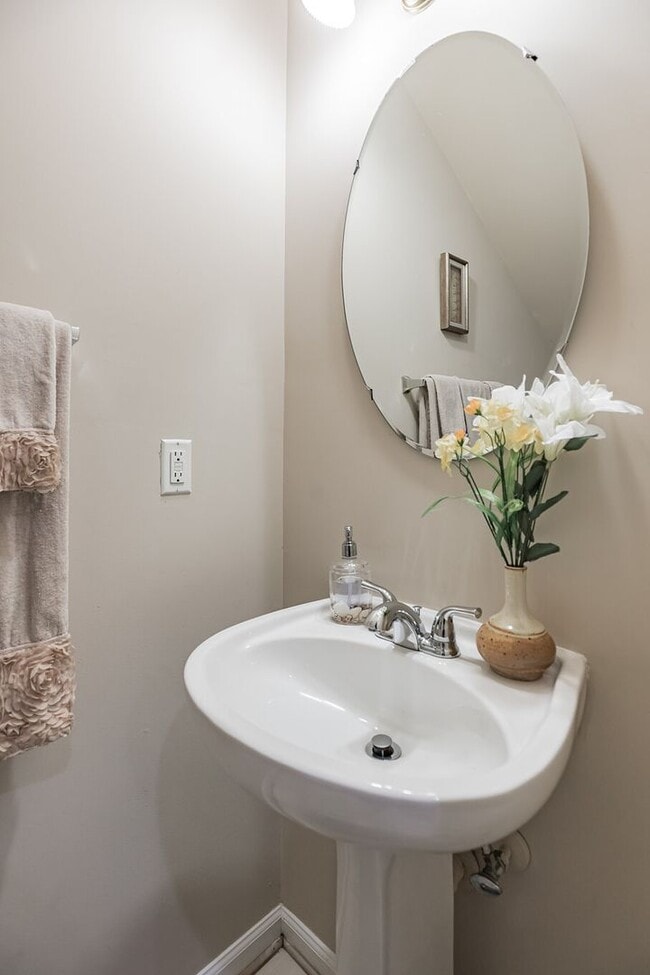 Building Photo - 3 Level, 3 Bed, 3.5 Bath Townhome in bustl...