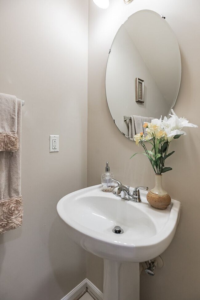 Foto del edificio - 3 Level, 3 Bed, 3.5 Bath Townhome in bustl...