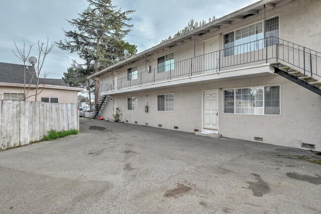 Building Photo - 818 Reinert