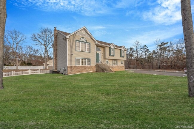 Photo - 475 Old Country Rd House