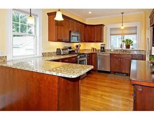 Building Photo - 133 Thorndike St