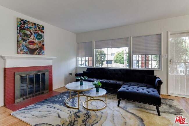 Foto del edificio - 4360 McLaughlin Ave