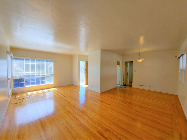 Foto del edificio - Beautiful Large 2 Bed 1 Bath in the Heart ...