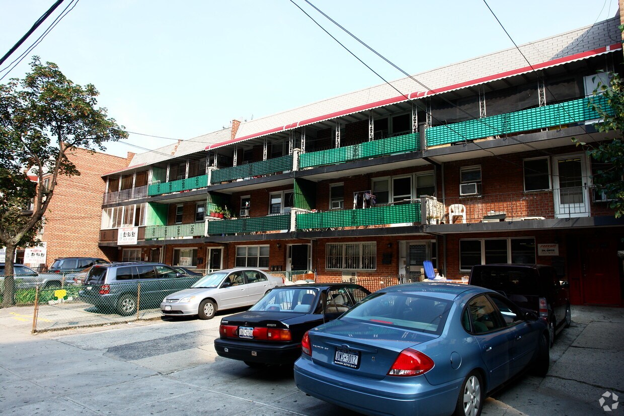 Foto del edificio - 142-11-142-19 38th Ave