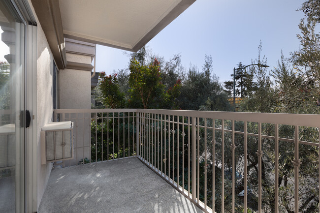 Private balcony - eaves West Valley