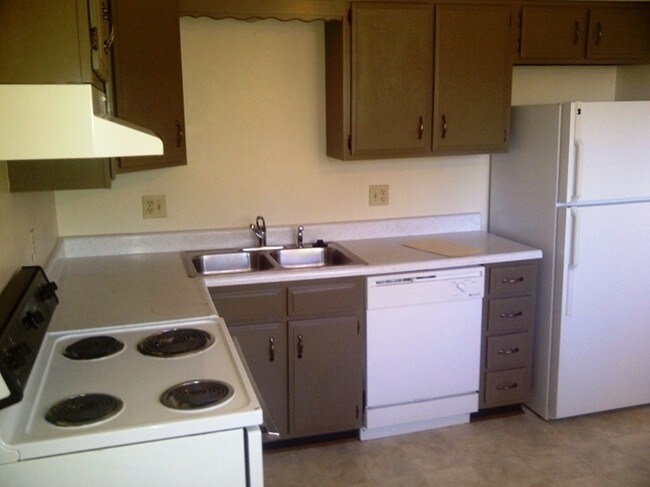 Kitchen - 11423 E 71st St