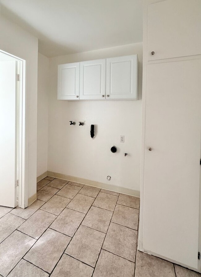 Building Photo - 3325 Porter Ln