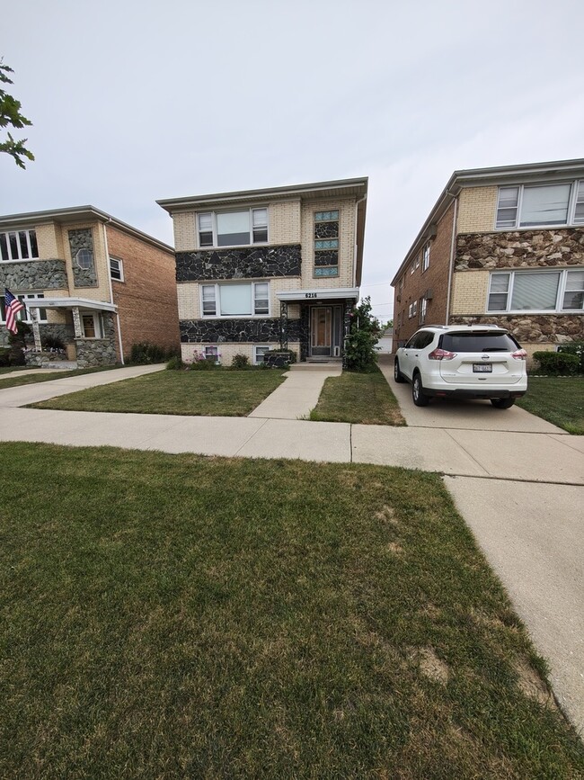 Building Photo - 6216 W Lawrence Ave