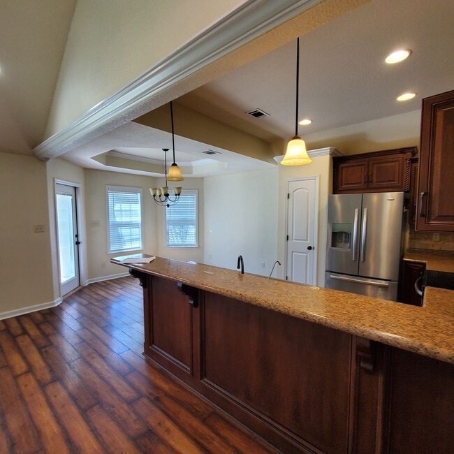 Building Photo - $500 Discount on First Month's Rent - Char...