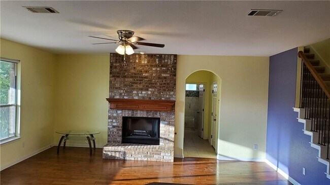 Building Photo - 9421 Lisi Anne Dr