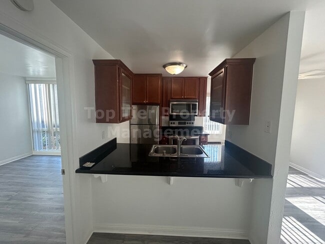 Building Photo - **Ground-Floor 1 Bed / 1 Bath Condo Near S...