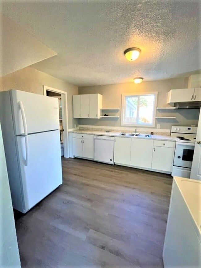 Building Photo - Half off first full month! 2 Bedroom 1 Bat...