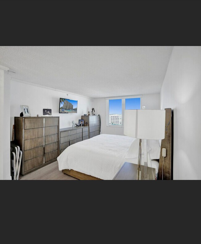 Foto del edificio - 3301 S Ocean Blvd