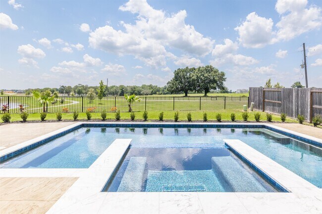 Foto del edificio - 7526 Sunny Oak Ln
