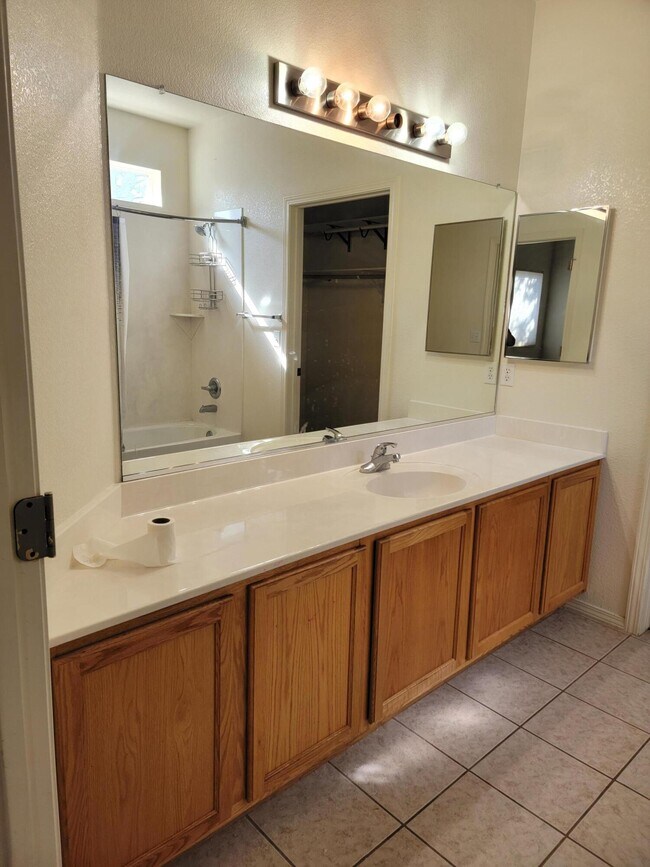 Building Photo - 6800 Vista Del Norte Dr NE