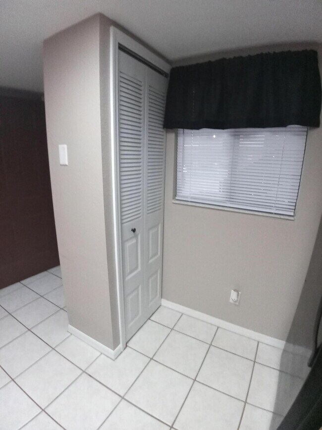 Building Photo - 1606 University Ln