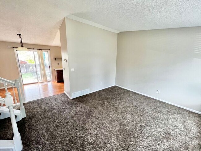 Foto del edificio - 3 bed, 1 bath Tri-level Home in Foxstone N...