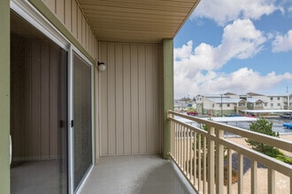 2BR, 2BA - 1040SF - Balcony - Basalt Ridge Apartments