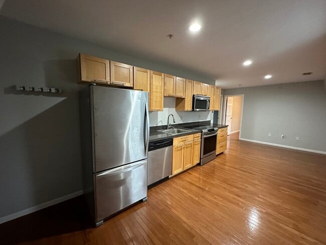 Building Photo - 166 Village St