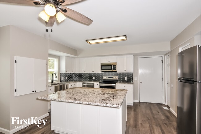 Building Photo - 11 St Valery Ct