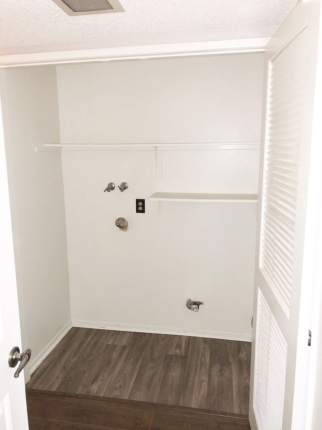 Building Photo - 2 bedroom 2 bathrooms Available NOW