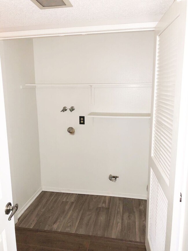 Foto del edificio - 2 bedroom 2 bathrooms Available NOW