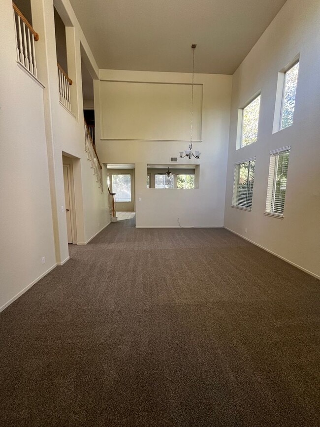 Foto del edificio - Large 5 Bedroom Home in Mace Ranch