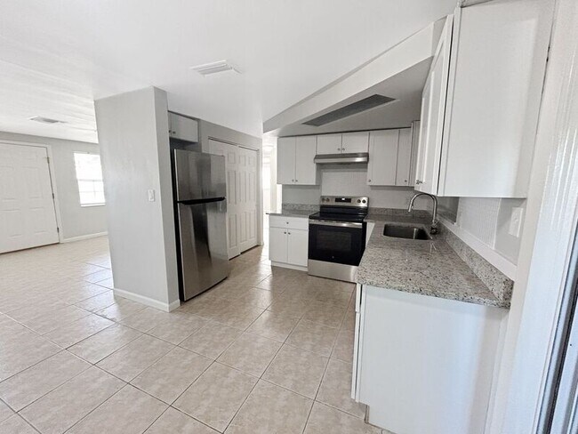 Foto del edificio - 3034 Primrose Dr