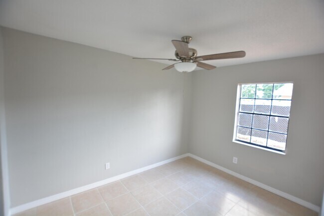 Building Photo - 3054 St Paul Dr