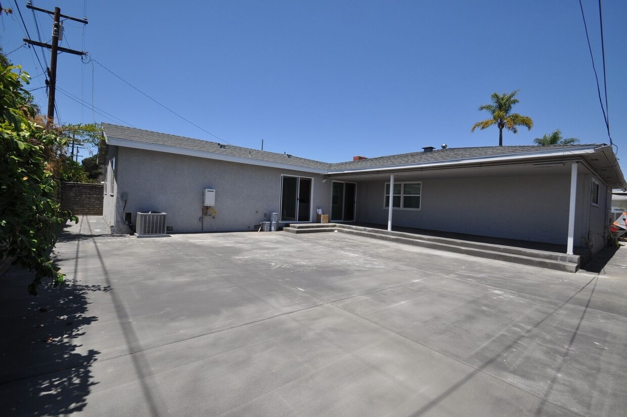 Primary Photo - 7BD on Mary Lane! Huge Front Patio, Back Y...