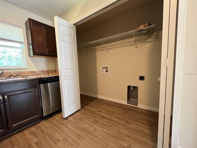 Foto del edificio - 9407 N Travis Dr