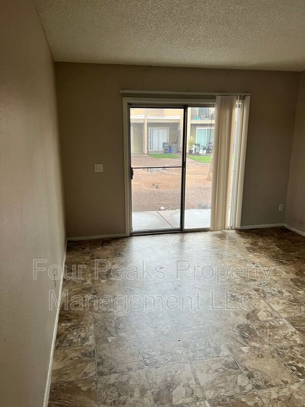 Foto del edificio - 2813 E Paradise Ln