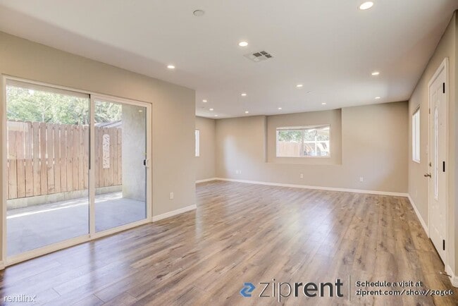 Building Photo - 3 br, 3.5 bath Townhome - 2828 Crescent Wa...