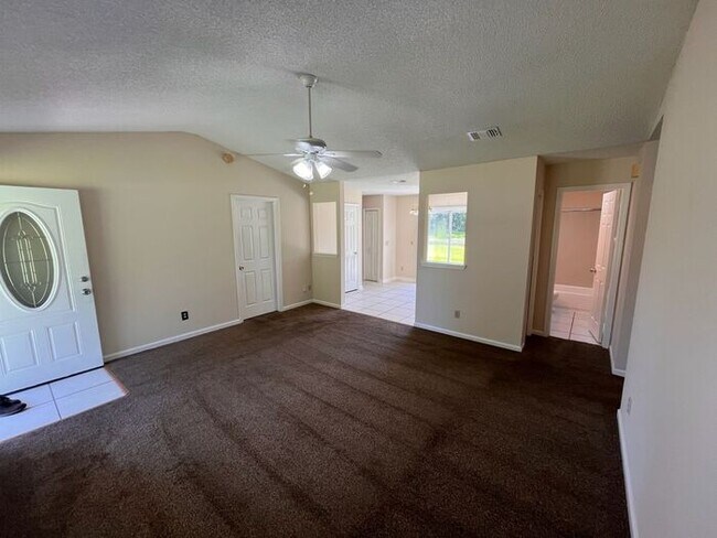 Foto del edificio - 3 Bedroom 2 Bath house with Garage Near Fl...