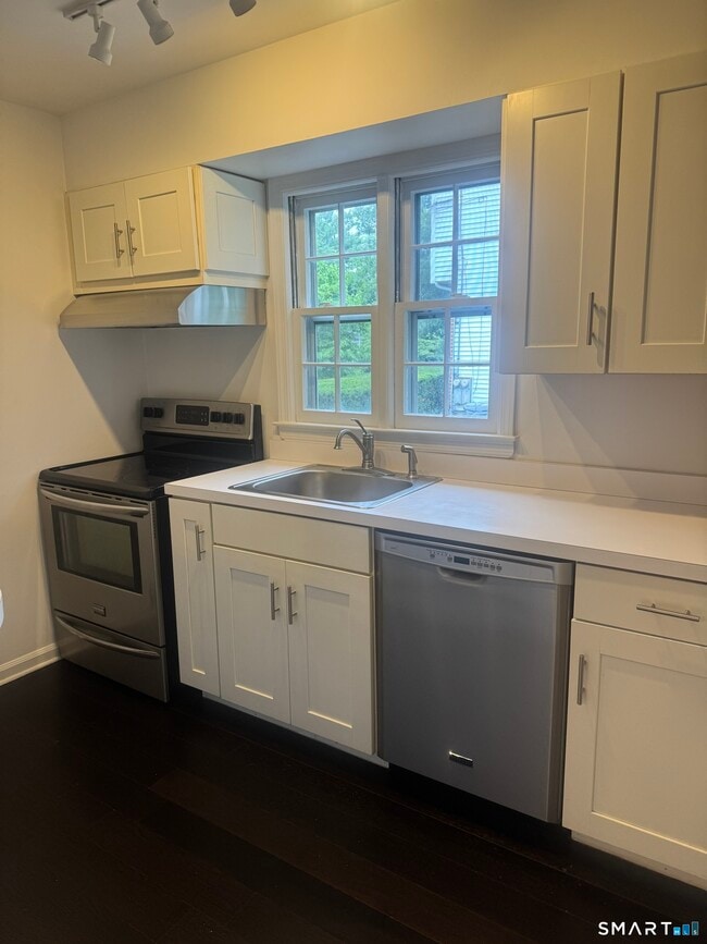 Building Photo - 84 Parade Hill Rd