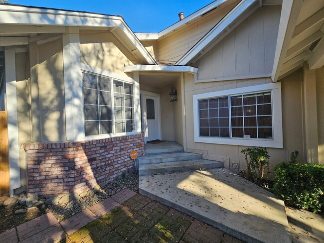 Foto del edificio - Large 4 bedroom two story in east Modesto!