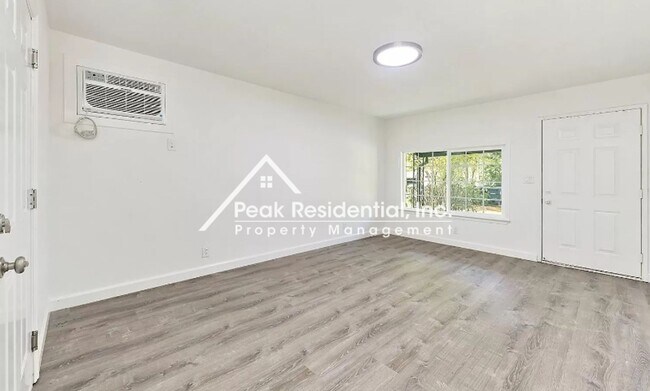 Building Photo - Updated 2bd/1ba Sacramento Duplex