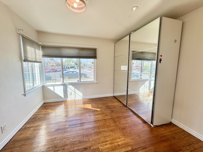 Dormitorio - 6664 Ensign Ave