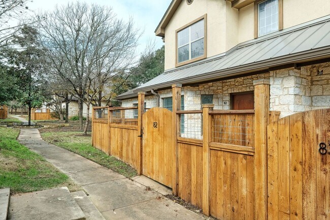 Foto del edificio - 8701 Escarpment Blvd