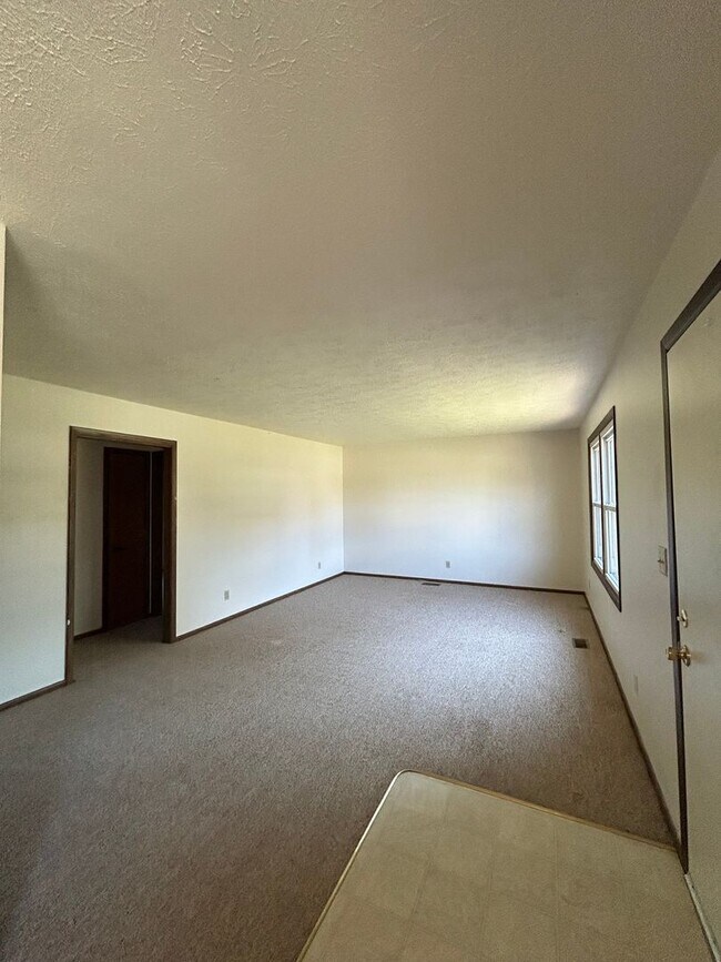 Building Photo - Spacious 2 Bedroom Apartment