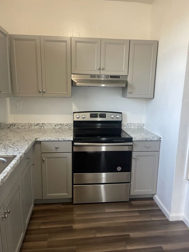 Foto del edificio - FOR RENT WILLOUBHY AREA!