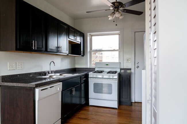 Building Photo - Albany Park - 2 Bed / 1 Bath - Central Heat - Dog Friendly