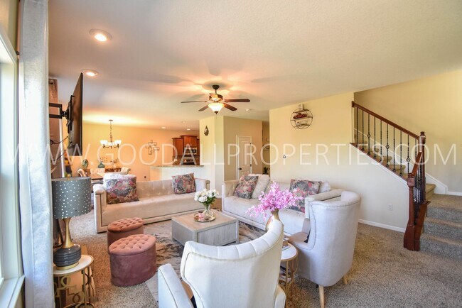 Foto del edificio - 5 Bedroom Home with Fenced Yard, and 3 Car Garage in Waukee