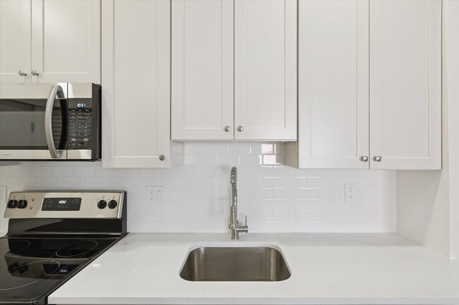 Building Photo - Fall 2026 Pre-Lease RENOVATED STUDIO Apart...