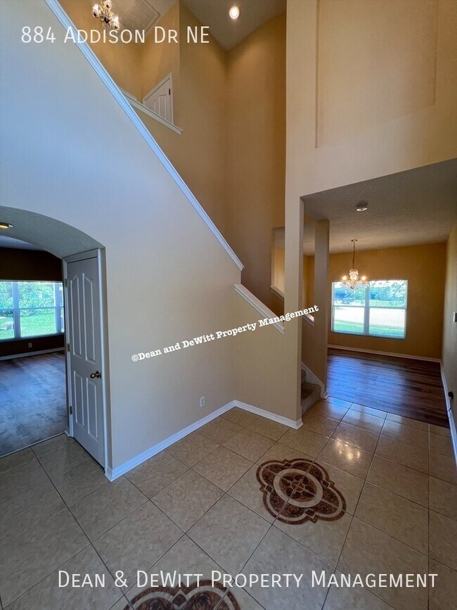 Building Photo - 884 Addison Dr NE