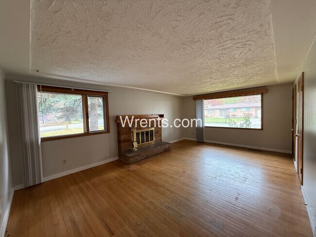 Building Photo - Now Available: Spacious 4-Bed, 2-Bath Home in Town & Country