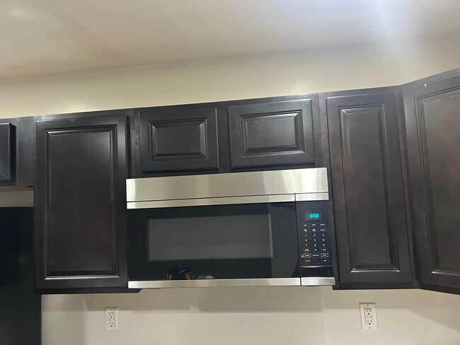 Foto del edificio - 204 Treeline Ln