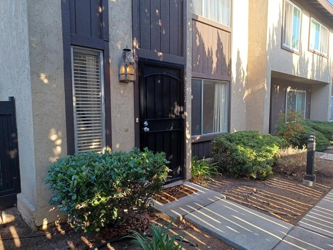 Building Photo - 1052 Los Pinos Ct